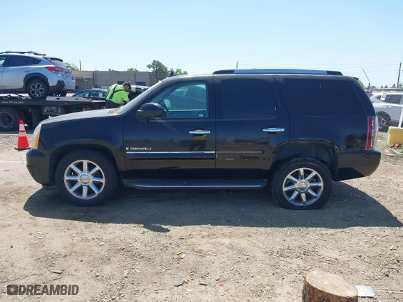 2008 GMC Yukon Denali with VIN 1GKFK63848J210877, listed as a IAAI auction lot 42096972 with 144,467 mi miles. Bid and sale history available at carsss.com. Image 15.
