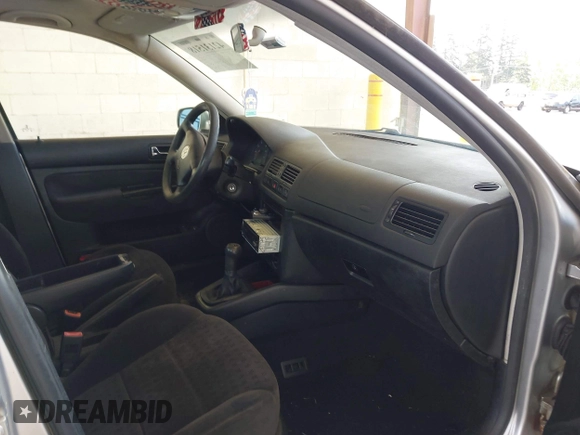 2000 Volkswagen Jetta GLS z VIN 3VWSA29M4YM195775, wystawiony jako IAAI lot #42131518 z przebiegiem 314 472 mil mil oraz . Historia ofert i sprzedaży dostępna na DreamBid. Obrazek 5.