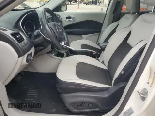 2017 Jeep Compass Latitude z VIN 3C4NJCBBXHT605838, wystawiony jako Copart lot #53980295 z przebiegiem 92 756 mil mil oraz Szkoda całkowita • Salvage title. Historia ofert i sprzedaży dostępna na DreamBid. Obrazek 7.