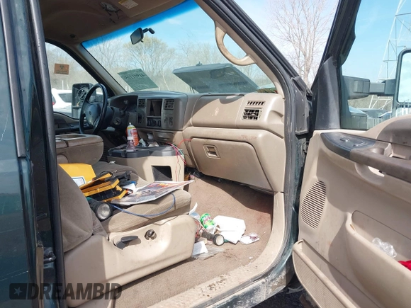 2001 Ford Super Duty F-250 XL with VIN 1FTNX21F91EB48250, listed as a IAAI auction lot 41901105 with 224,752 mi miles. Bid and sale history available at carsss.com. Image 8.
