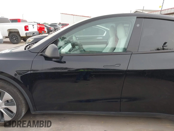 2022 Tesla Model Y Long Range z VIN 7SAYGAEE5NF428327, wystawiony jako IAAI lot #41698750 z przebiegiem 26 846 mil mil oraz . Historia ofert i sprzedaży dostępna na DreamBid. Obrazek 21.