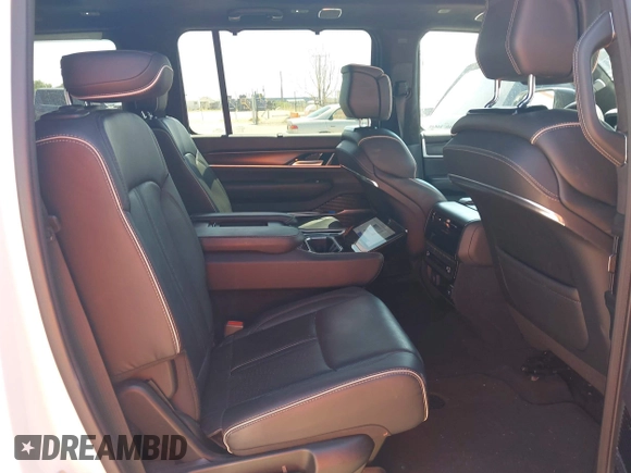 2024 Jeep Grand Wagoneer Series II с VIN 1C4SJSFP0RS131212, выставлен на аукционе IAAI как лот 42503269 с пробегом 42 518 миль миль и . История ставок и продаж доступна на DreamBid. Изображение 8.
