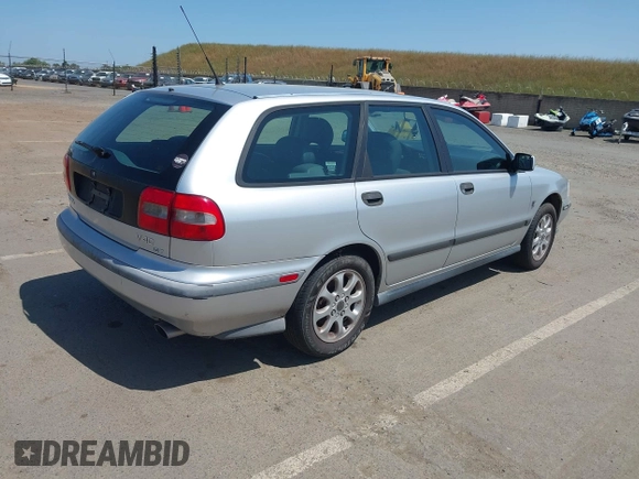 2000 Volvo V40 z VIN YV1VW2551YF537693, wystawiony jako IAAI lot #42148590 z przebiegiem 162 726 mil mil oraz . Historia ofert i sprzedaży dostępna na DreamBid. Obrazek 4.