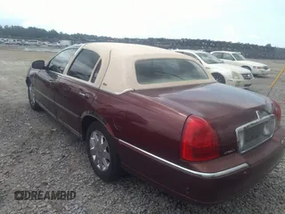 2003 Lincoln Town Car Cartier z VIN 1LNHM83W33Y631168, wystawiony jako IAAI lot #42333306 z przebiegiem 248 272 mil mil oraz . Historia ofert i sprzedaży dostępna na DreamBid. Obrazek 3.