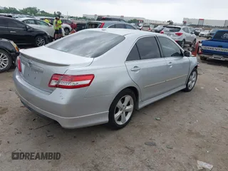 2011 Toyota Camry LE z VIN 4T1BF3EK9BU748210, wystawiony jako IAAI lot #42288534 z przebiegiem 141 208 mil mil oraz . Historia ofert i sprzedaży dostępna na DreamBid. Obrazek 4.