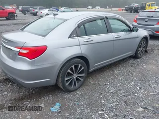 2013 Chrysler 200 Touring z VIN 1C3CCBBG7DN715834, wystawiony jako IAAI lot #42375780 z przebiegiem 157 484 mil mil oraz . Historia ofert i sprzedaży dostępna na DreamBid. Obrazek 4.