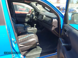 2020 Toyota Tacoma SR5 z VIN 3TMCZ5AN5LM337632, wystawiony jako IAAI lot #42203628 z przebiegiem 39 831 mil mil oraz . Historia ofert i sprzedaży dostępna na DreamBid. Obrazek 5.