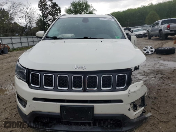 2020 Jeep Compass Latitude with VIN 3C4NJDBB8LT197354, listed as a Copart auction lot 52043745 with 82,189 mi miles and Salvage Title. Bid and sale history available at DreamBid. Image 5.