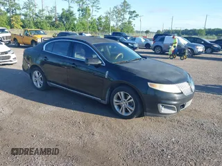2009 Lincoln MKS z VIN 1LNHM93R39G603949, wystawiony jako IAAI lot #42829339 z przebiegiem 166 090 mil mil oraz . Historia ofert i sprzedaży dostępna na DreamBid. Obrazek 1.