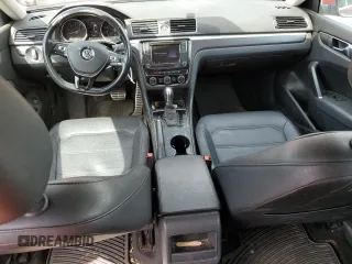 2017 Volkswagen Passat R-Line z VIN 1VWDT7A34HC006546, wystawiony jako Copart lot #55060795 z przebiegiem 159 846 mil mil oraz Szkoda całkowita • Salvage title. Historia ofert i sprzedaży dostępna na DreamBid. Obrazek 8.