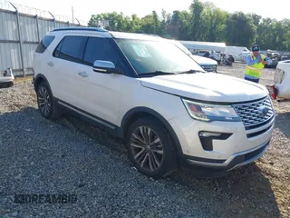 2019 Ford Explorer Platinum z VIN 1FM5K8HT5KGA58043, wystawiony jako IAAI lot #42150621 z przebiegiem 173 868 mil mil oraz . Historia ofert i sprzedaży dostępna na DreamBid. Obrazek 1.
