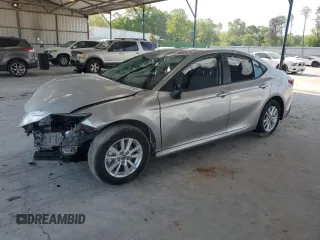 2025 Toyota Camry LE z VIN 4T1DAACK8SU599559, wystawiony jako Copart lot #53729705 z przebiegiem Nie podano mil oraz Szkoda całkowita • Salvage title. Historia ofert i sprzedaży dostępna na DreamBid. Obrazek 1.