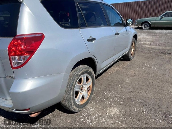 2006 Toyota RAV4 with VIN JTMBD33V165036541, listed as a IAAI auction lot 41918053 with 137,865 mi miles. Bid and sale history available at carsss.com. Image 4.