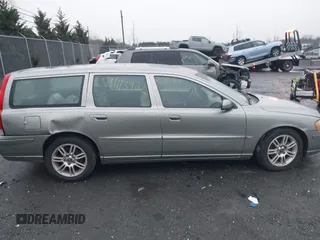2006 Volvo V70 2.4L with VIN YV1SW640X62590834, listed as a IAAI auction lot 41113922 with 253,254 mi miles. Bid and sale history available at carsss.com. Image 13.
