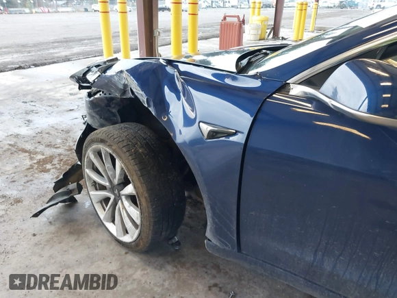 2018 Tesla Model 3 Long Range Battery z VIN 5YJ3E1EA7JF035949, wystawiony jako IAAI lot #41627027 z przebiegiem Nie podano mil oraz . Historia ofert i sprzedaży dostępna na DreamBid. Obrazek 6.