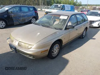 1996 Saturn SW z VIN 1G8ZK8270TZ292057, wystawiony jako IAAI lot #42100826 z przebiegiem 207 561 mil mil oraz . Historia ofert i sprzedaży dostępna na DreamBid. Obrazek 2.