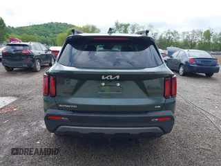 2023 Kia Sorento X-Line S z VIN 5XYRLDLC9PG230491, wystawiony jako IAAI lot #42243490 z przebiegiem 41 792 mil mil oraz . Historia ofert i sprzedaży dostępna na DreamBid. Obrazek 17.