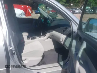 2011 Toyota Highlander z VIN 5TDBK3EHXBS050777, wystawiony jako IAAI lot #42305251 z przebiegiem Nie podano mil oraz . Historia ofert i sprzedaży dostępna na DreamBid. Obrazek 5.