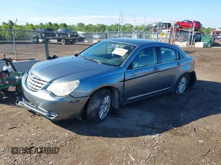 2010 Chrysler Sebring Touring z VIN 1C3CC4FB0AN128655, wystawiony jako IAAI lot #42311837 z przebiegiem 205 720 mil mil oraz . Historia ofert i sprzedaży dostępna na DreamBid. Obrazek 2.
