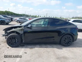 2024 Tesla Model Y Long Range z VIN 7SAYGDEE9RA293261, wystawiony jako IAAI lot #42118735 z przebiegiem 11 454 mil mil oraz . Historia ofert i sprzedaży dostępna na DreamBid. Obrazek 15.