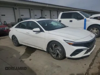 2024 Hyundai Elantra SEL z VIN KMHLS4DG0RU816262, wystawiony jako Copart lot #46448675 z przebiegiem 3 957 mil mil oraz Szkoda całkowita • Salvage title. Historia ofert i sprzedaży dostępna na DreamBid. Obrazek 4.