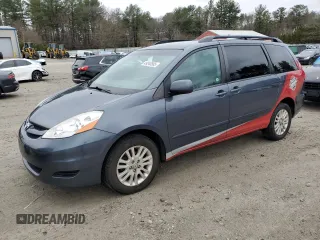 2010 Toyota Sienna XLE z VIN 5TDDK4CC2AS033041, wystawiony jako Copart lot #49240585 z przebiegiem 171 315 mil mil oraz Czysty tytuł • Clean title. Historia ofert i sprzedaży dostępna na DreamBid. Obrazek 1.