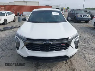 2024 Chevrolet Trax 1RS z VIN KL77LGE28RC154408, wystawiony jako IAAI lot #42105647 z przebiegiem 17 913 mil mil oraz . Historia ofert i sprzedaży dostępna na DreamBid. Obrazek 13.