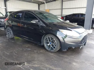 2013 Ford Focus ST z VIN 1FADP3L98DL234518, wystawiony jako IAAI lot #42093388 z przebiegiem 177 026 mil mil oraz . Historia ofert i sprzedaży dostępna na DreamBid. Obrazek 1.