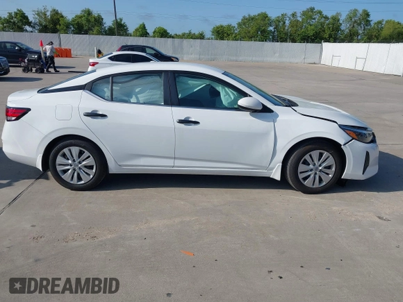 2024 Nissan Sentra S z VIN 3N1AB8BV8RY241364, wystawiony jako IAAI lot #39999788 z przebiegiem 8 509 mil mil oraz . Historia ofert i sprzedaży dostępna na DreamBid. Obrazek 13.