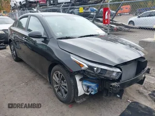 2023 Kia Forte LXS z VIN 3KPF24AD1PE642421, wystawiony jako IAAI lot #40528615 z przebiegiem 9 683 mil mil oraz . Historia ofert i sprzedaży dostępna na DreamBid. Obrazek 1.