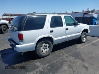 2004 Chevrolet Blazer LS z VIN 1GNDT13XX4K139559, wystawiony jako IAAI lot #42126705 z przebiegiem 197 460 mil mil oraz . Historia ofert i sprzedaży dostępna na DreamBid. Obrazek 4.