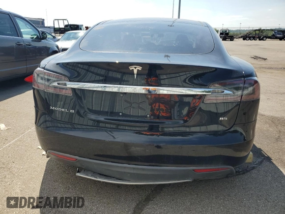 2013 Tesla Model S z VIN 5YJSA1CN8DFP22679, wystawiony jako Copart lot #64195095 z przebiegiem Nie podano mil oraz Czysty tytuł • Clean title. Historia ofert i sprzedaży dostępna na DreamBid. Obrazek 6.