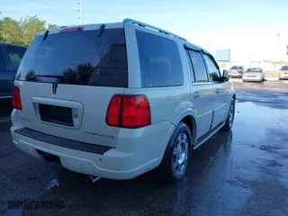 2006 Lincoln Navigator Luxury with VIN 5LMFU27506LJ27861, listed as a IAAI auction lot 41957628 with 197,718 mi miles. Bid and sale history available at carsss.com. Image 4.