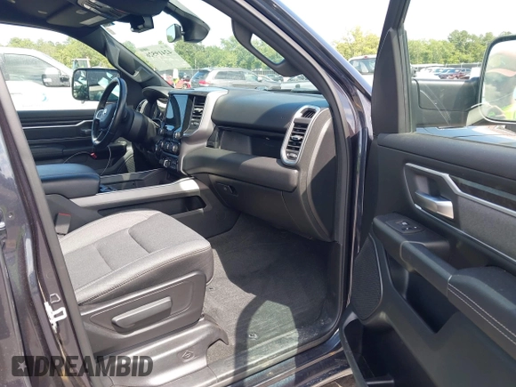 2021 Ram 1500 Big Horn z VIN 1C6SRFMT4MN663514, wystawiony jako IAAI lot #42419526 z przebiegiem 47 568 mil mil oraz . Historia ofert i sprzedaży dostępna na DreamBid. Obrazek 5.