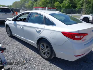 2016 Hyundai Sonata SE z VIN 5NPE24AF1GH337963, wystawiony jako IAAI lot #42199923 z przebiegiem 91 596 mil mil oraz . Historia ofert i sprzedaży dostępna na DreamBid. Obrazek 3.