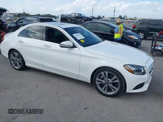 2018 Mercedes-Benz C 300 z VIN 55SWF4JB4JU252500, wystawiony jako IAAI lot #41610907 z przebiegiem 78 914 mil mil oraz . Historia ofert i sprzedaży dostępna na DreamBid. Obrazek 1.