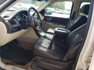 2010 Cadillac Escalade z VIN 1GYUCKEF1AR285882, wystawiony jako Copart lot #84595804 z przebiegiem 225 775 mil mil oraz Nie do naprawy • Non repairable. Historia ofert i sprzedaży dostępna na DreamBid. Obrazek 7.