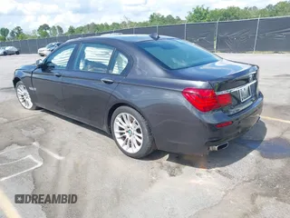 2015 BMW 7 Series 750Li z VIN WBAYE8C55FD782482, wystawiony jako IAAI lot #42225202 z przebiegiem 129 880 mil mil oraz . Historia ofert i sprzedaży dostępna na DreamBid. Obrazek 3.