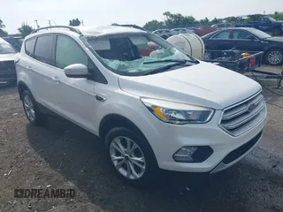 2018 Ford Escape SE z VIN 1FMCU9GD0JUD47784, wystawiony jako IAAI lot #42435565 z przebiegiem 104 135 mil mil oraz . Historia ofert i sprzedaży dostępna na DreamBid. Obrazek 1.