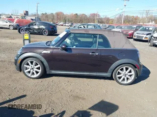 2013 MINI Convertible S z VIN WMWZP3C56DT705074, wystawiony jako IAAI lot #40762024 z przebiegiem 57 685 mil mil oraz . Historia ofert i sprzedaży dostępna na DreamBid. Obrazek 14.