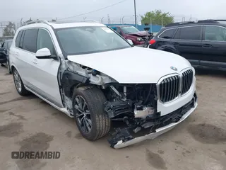 2025 BMW X7 xDrive40i z VIN 5UX23EM06S9X93597, wystawiony jako IAAI lot #42182551 z przebiegiem 6933 mil mil oraz . Historia ofert i sprzedaży dostępna na DreamBid. Obrazek 1.