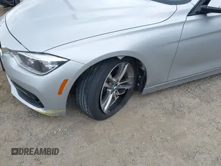 2017 BMW 3 Series 320i xDrive с VIN WBA8A3C36HK692592, выставлен на аукционе IAAI как лот 42218917 с пробегом 72 344 миль миль и . История ставок и продаж доступна на DreamBid. Изображение 6.
