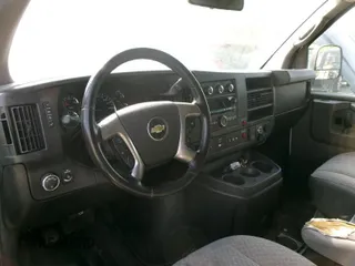 2015 Chevrolet Express Cargo z VIN 1GCWGFCF7F1152899, wystawiony jako IAAI lot #42328044 z przebiegiem 139 685 mil mil oraz . Historia ofert i sprzedaży dostępna na DreamBid. Obrazek 1.