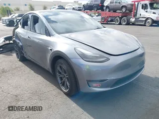 2024 Tesla Model Y z VIN 7SAYGDED7RF197638, wystawiony jako IAAI lot #42246267 z przebiegiem 8 757 mil mil oraz . Historia ofert i sprzedaży dostępna na DreamBid. Obrazek 1.