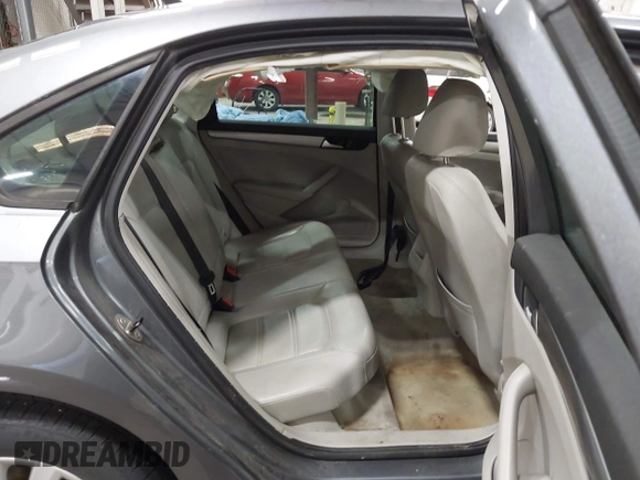2013 Volkswagen Passat Wolfsburg Edition z VIN 1VWAH7A34DC148507, wystawiony jako IAAI lot #42339068 z przebiegiem 110 593 mil mil oraz . Historia ofert i sprzedaży dostępna na DreamBid. Obrazek 8.