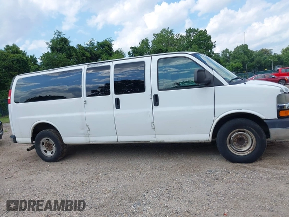 2011 Chevrolet Express Passenger 1LT z VIN 1GAZG1FG7B1171122, wystawiony jako IAAI lot #42781322 z przebiegiem 262 838 mil mil oraz . Historia ofert i sprzedaży dostępna na DreamBid. Obrazek 13.