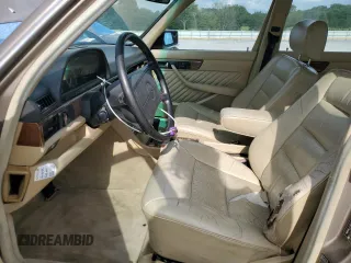 1989 Mercedes-Benz 300 300SE z VIN WDBCA24D1KA433423, wystawiony jako Copart lot #58725775 z przebiegiem 281 775 mil mil oraz Szkoda całkowita • Salvage title. Historia ofert i sprzedaży dostępna na DreamBid. Obrazek 7.