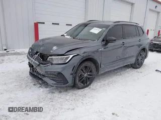 2022 Volkswagen Tiguan SE R-Line Black z VIN 3VVCB7AX9NM024296, wystawiony jako IAAI lot #41592795 z przebiegiem 45 308 mil mil oraz . Historia ofert i sprzedaży dostępna na DreamBid. Obrazek 2.