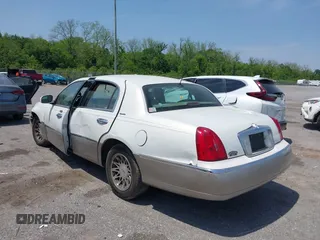2002 Lincoln Town Car Signature z VIN 1LNHM82W72Y612350, wystawiony jako IAAI lot #42038177 z przebiegiem Nie podano mil oraz . Historia ofert i sprzedaży dostępna na DreamBid. Obrazek 3.