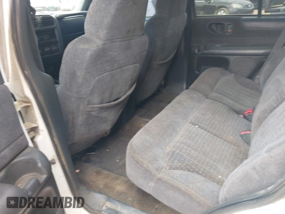 1998 Chevrolet Blazer LS z VIN 1GNDT13W8W2221235, wystawiony jako IAAI lot #42306008 z przebiegiem 245 556 mil mil oraz . Historia ofert i sprzedaży dostępna na DreamBid. Obrazek 8.